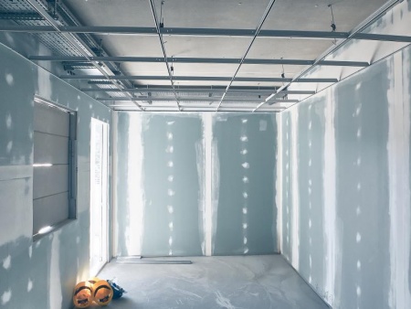 Guide pratique pour choisir le faux plafond adapté à chaque pièce